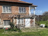 Код 63017. Къщата е двуетажна тухла/гредоред 140м2 с двор 800м2 с гараж. Намира в центъра на селото,