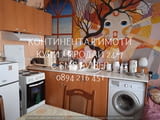 Код 63038. Тристаен маломерен панел 70м2, обзаведен, с южно изложение - топъл. Състои се от хол с ку