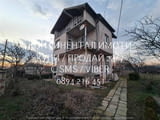 Код 63064. Триетажна тухлена къща 240м2 с двор 900м. Под първия етаж има мазе на метър над земята. В