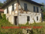 Къща с двор в село Войнежа